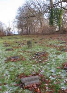 Kirkegården snævrer ind mod øst, med udsigt ud over Aarhus Bugt.
