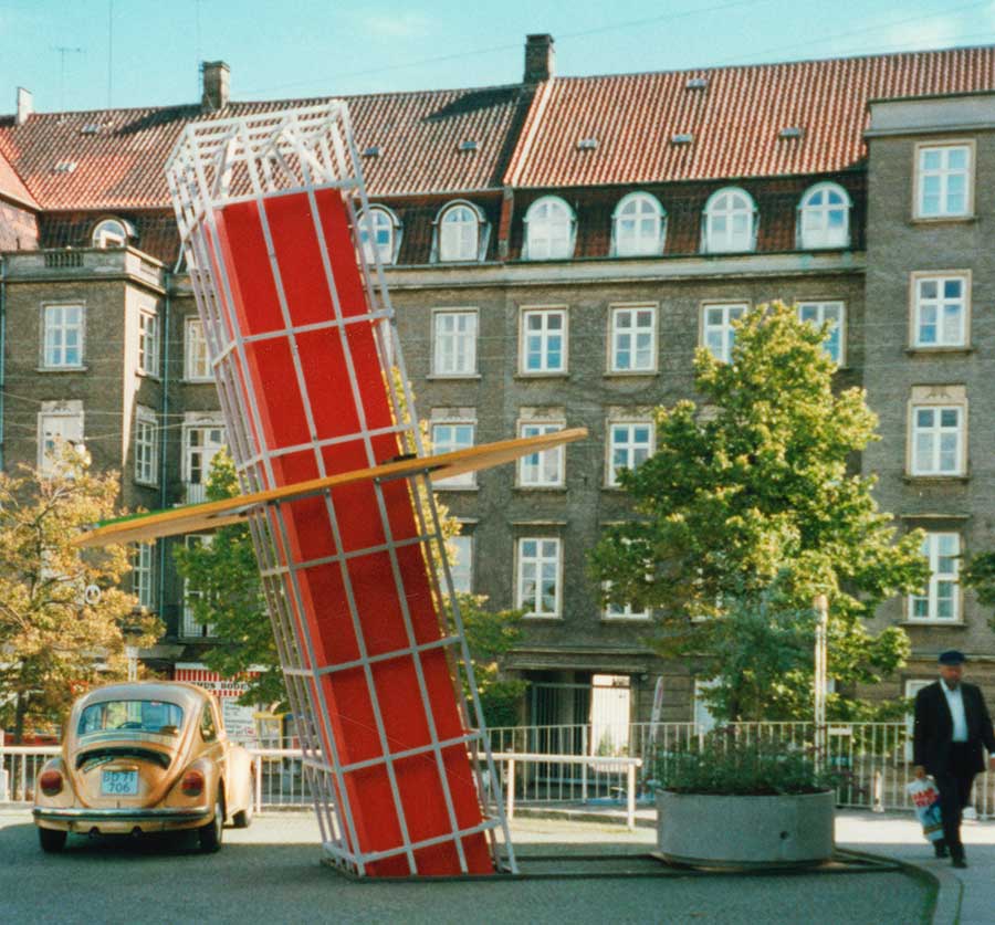 Kunstner Ole Nielsen fortolkede tårnet i festugen 1993 (vist nok). Foto: Verner Hald.