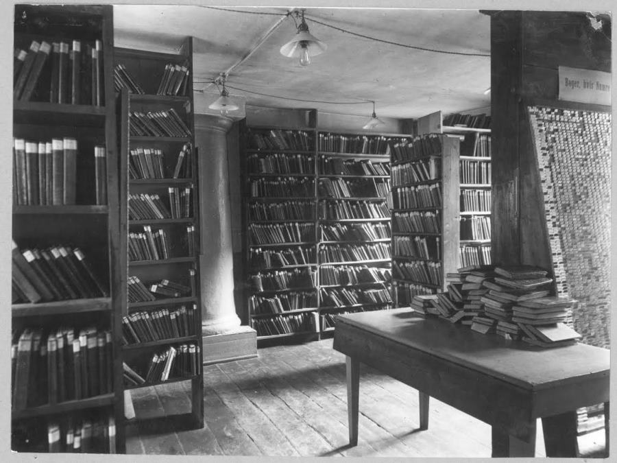 Interiør fra Vestergade 23 i 1930. Her kunne lånerne ikke selv gå rundt mellem reolerne og finde bøgerne. De skulle bestilles efter et katalog.  Fotograf ukendt.