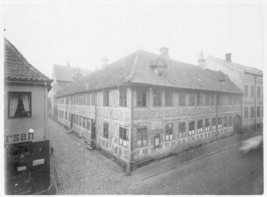 Borgerskolen, Vestergade 23 i 1904. Huset, der oprindelig var en del af en stor købmandsgård fra o. 1750, blev i 1818 indrettet til borgerskole for børn og unge i Vor Frue Sogn. Bygningen blev i 1944 genopført i Den Gamle By. Fotograf: Ukendt