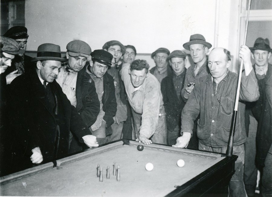 Man kan stadig spille billard på varmestuen. Foto: Aage Fredslund Andersen, omkring 1940.