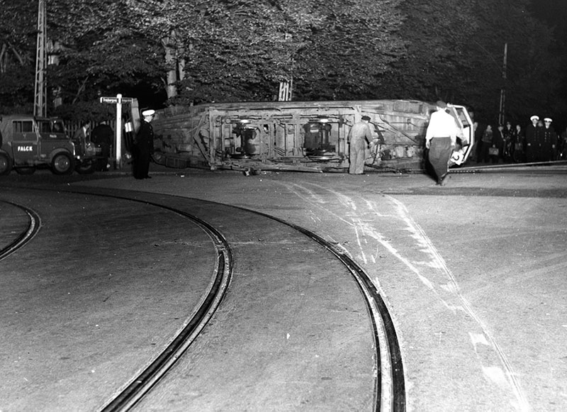 Der findes ikke noget foto af den sporvogn nr. 13. der løb løbsk i 1915, men uheldene fulgte sporvogne med nr. 13. Her er det sporvogn nr. 13 fra 1948, der i 1954 løb løbsk ned ad Tordenskjoldsgade og væltede ind på kirkegården. Ingen kom til skade.