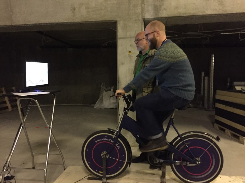 To af projektets medarbejdere, Christian Rasmussen og Asger Christiansen, tester installationen, hvor der er muligt at cykle forskellige ruter i byen.