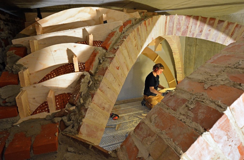 Tømresvend Christina Veinholt Jensen arbejder på udformningen af kirkerummets hvælvkapper
