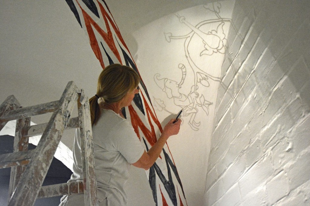 Udvalgte kalkmalerimotiver projekteres op på væggen og dem bruger museets malere som forlæg