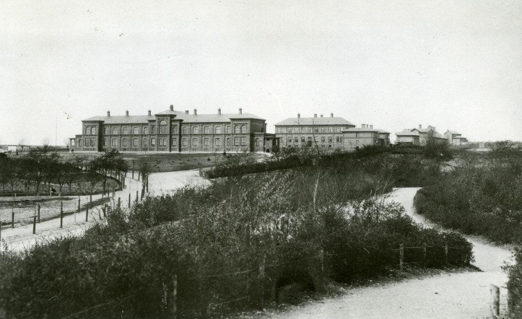 Da Kommunehospitalet blev indviet i 1893 lå det uden for byen. Foto: Hammerschmidt Foto
