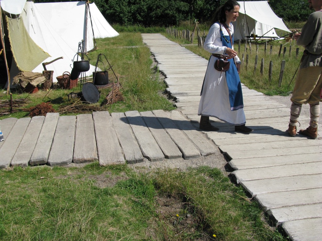 Som inspiration til plankevejen har museets tømrer blandt andet set på de plankeveje der er lavet i Vikingecenteret i Ribe.