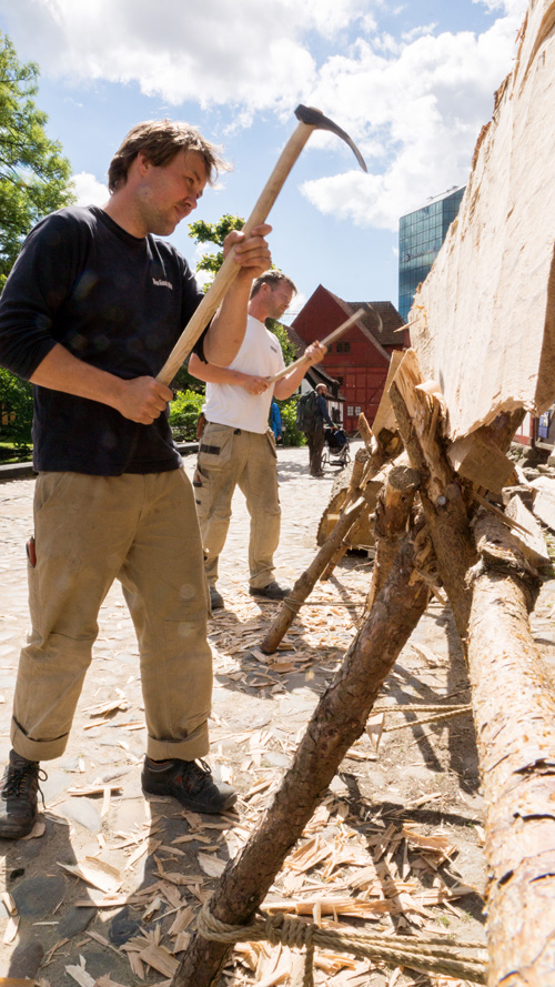 Tømrersvendene Christian Rønne Larsen og Rasmus Vinther har håndelaget til at tilrette de kløvede planker med skarøkser.