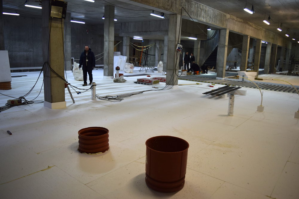 I februar 2016 var kælderen til udstillingen Aarhus Fortæller klar til at udstillingshåndværkerne kunne rykke ind. Men der var endnu ikke sat vægge op i rummet. Afsnittet om vikingetiden blev placeret i området mellem håndværkeren ved trappen og Søren, der står midt i billedet. I alt er der 800 underjordiske kvadratmeter udstillingsareal.