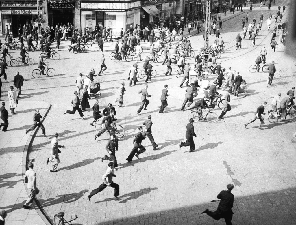 Uroligheder på Banegårdsplads 29. august 1943. (Besættelsesmuseet)