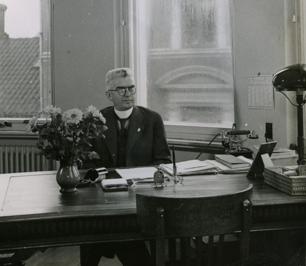 Landsretssagfører ved sit skrivebord kort før han blev myrdet d. 3. februar 1944. (Den Gamle Bys lokalhistoriske fotosamling)