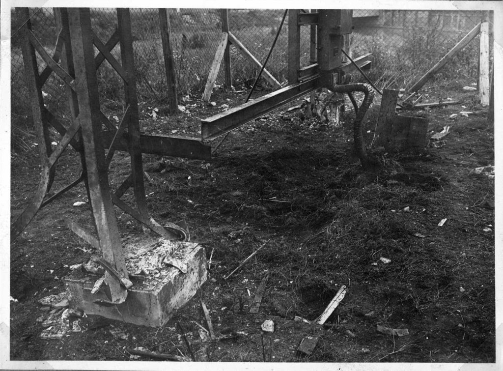 I foråret 1944 gennemførte de århusianske sabotører to aktioner. En af dem var mod den elektriske samleskinne på jernbaneterrænet i Viby. Fotografiet viser samleskinnen under Ringgadebroen, som blev saboteret i august 1943. (Besættelsesmuseet)