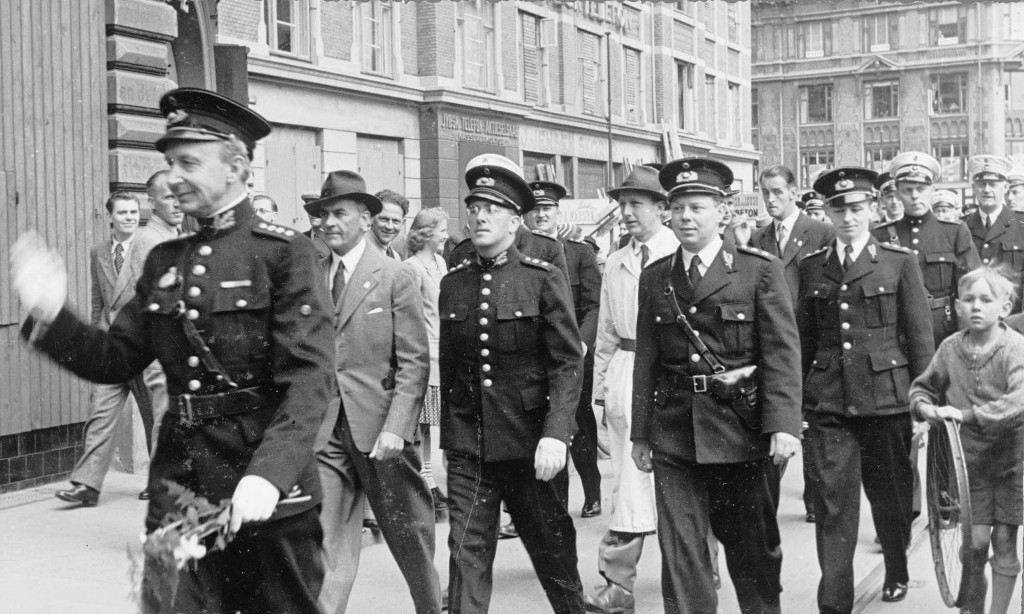 Politimester Ejnar Hoeck i spidsen for en gruppe politifolk i forbindelse med politiets genindtrædelsesparade d. 13. maj 1945. (Besættelsesmuseet)