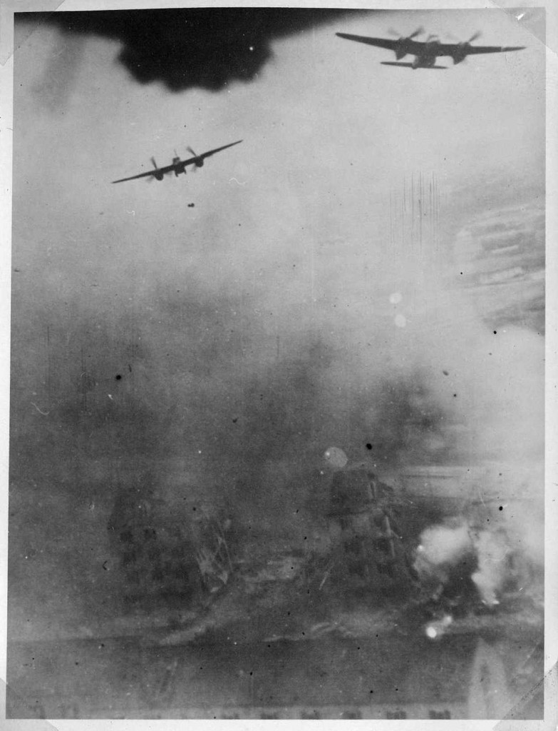 Britiske Mosquito-jagerbombere i aktion mod universitetskollegierne 31. oktober 1944