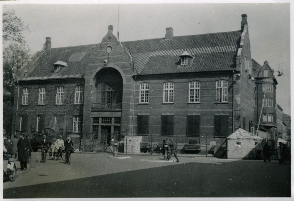 I Aarhus politistation havde det tyske sikkerhedspoliti hovedkvarter fra ca. 1. november 1944. Det var herfra, at de tyske gengældelsesdrab på udvalgte århusianere blev dirigeret. Drabene blev som regel udført af medlemmer den frygtede Peter-gruppe, der også boede på politistationen, når de var i byen. Bygningen huser i dag Kvindemuseet og Besættelsesmuseet (Besættelsesmuseet)