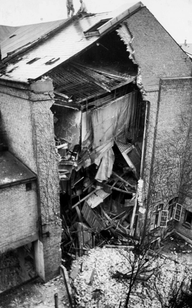 Håndværkerforeningens bygning i Paradisgade blev udsat for et bombeattentat natten til 2. december 1944. Attentatet blev udført af den berygtede tyske terrorbande ”Peter-gruppen”, der stod bag de fleste tyske gengældelsesaktioner i Aarhus under besættelsen. (Besættelsesmuseet)   