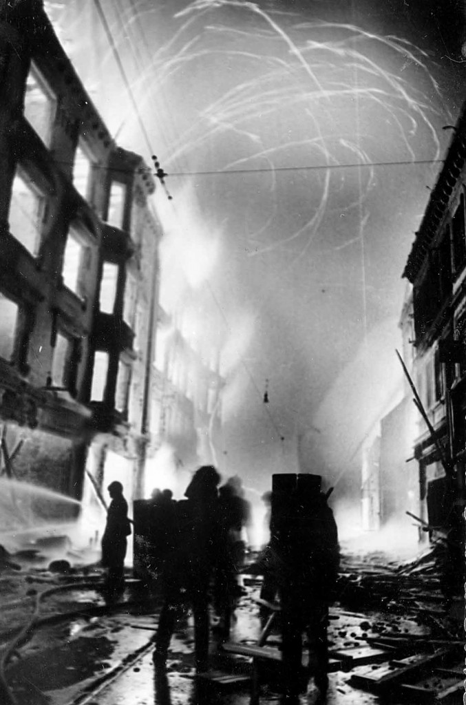 Redningsfolk fra det meste af Østjylland blev tilkaldt for at få kontrol over den voldsomme brand som truede med at sprede sig til kvarteret omkring Guldsmedgade natten til den 22. februar 1945. (Besættelsesmuseet) 