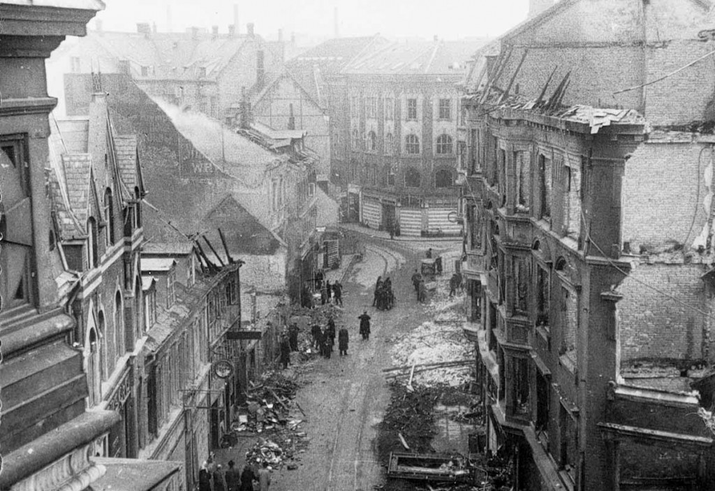 Guldsmedgade set mod Klostertorvet. Ødelæggelserne var på omfattende, at man i Aarhus ikke magtede at genopbygge gaden før Føtex kom til i 1960. (Besættelsesmuseet)   