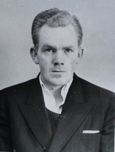 Århusianeren Kaj Henning Bothildsen Nielsen (1919-1947) var medlem af den nazistiske terrorenhed, Peter-Gruppen, som stod bag bombeattentaterne i Aarhus d. 22. februar 1945. Efter krigen blev han dømt til døden for for meddelagtighed ved mere end 50 drab og over 100 bombeattentater. (Besættelsesmuseet)  