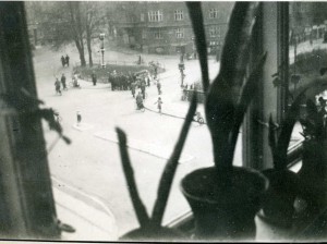 Lige før kl 18.00 d. 26. april blev urmager Frandsen dræbt af tre pistolskud på hjørnet af Aaboulevarden og Christiansgade. På trods af mande vidner, kunne ingen beskrive gerningsmanden eller huske i hvilken retning han forsvandt. Efter krigen kom det frem, at Frandsen havde arbejdet for Gestapo som meddeler. (Besættelsesmuseet) 