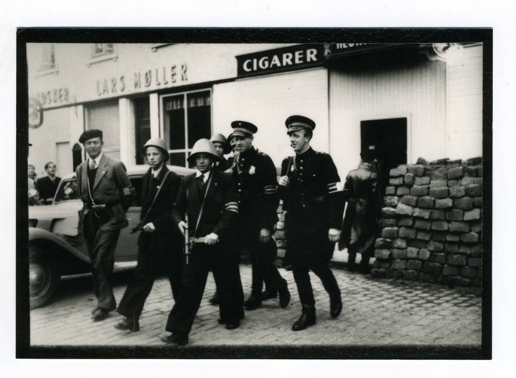 Politifolk og frihedskæmpere rykker ud. Aaboulevarden maj 1945. (Besættelsesmuseet) 