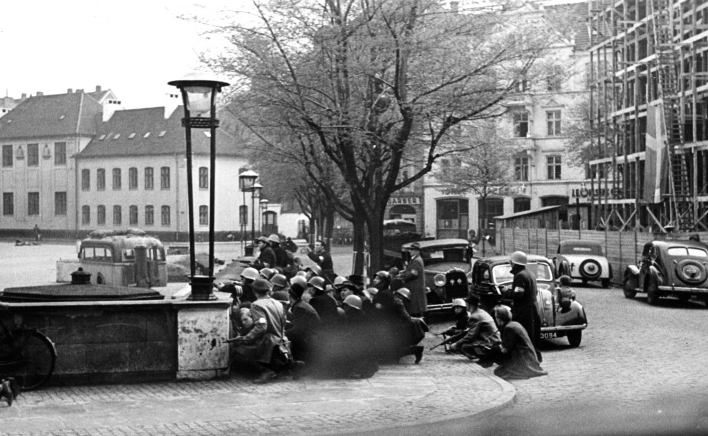 Den 5. maj 1945 udbrød der på Bispetorvet et voldsomt skyderi mellem tyske soldater og frihedskæmpere. Kampen varede flere timer og krævede flere dødsofre. (Besættelsesmuseet) 