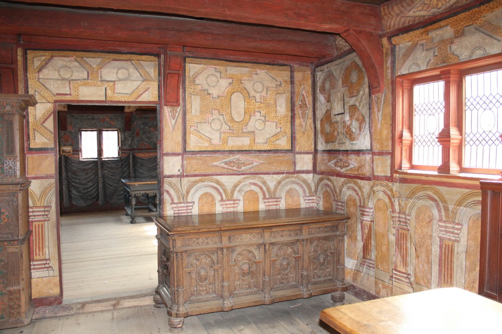 Renæssancestuen med kig ind i Blåkammeret. Disse dekorationer er bl.a. blevet undersøgt.