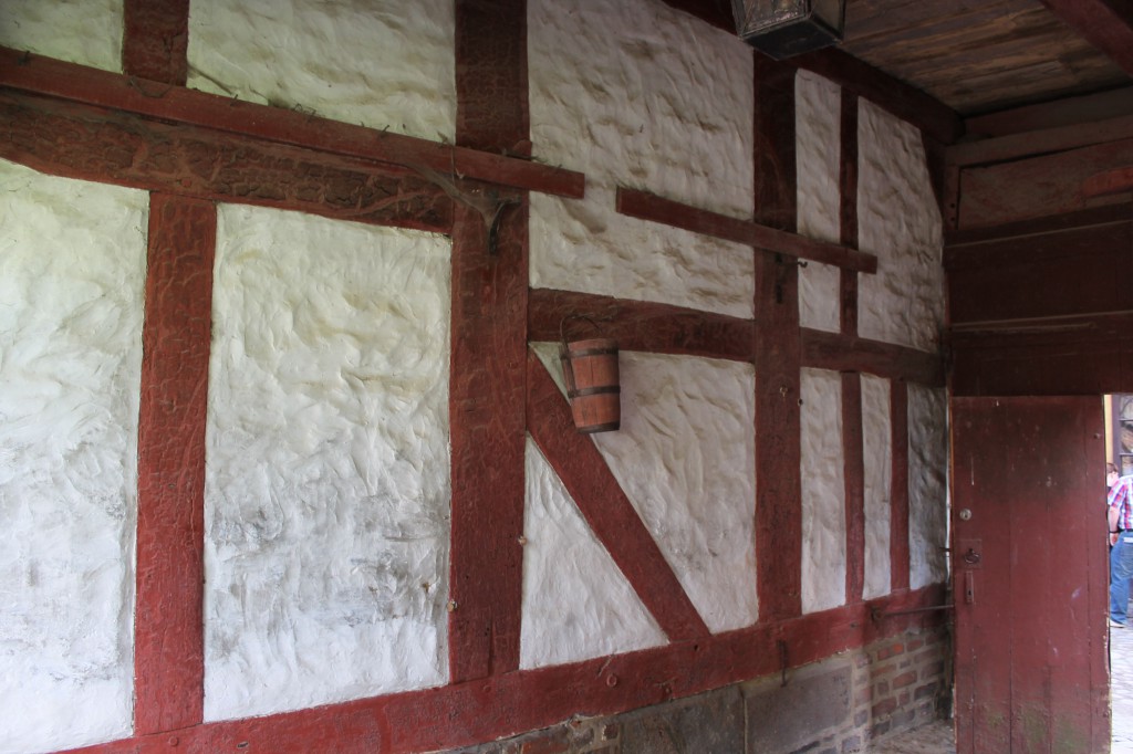 de to ekstra brede stolper i portvæggen, som står på hver sin side af brandspanden, er begge dateret til at være ældre end 1597. Da der ikke er taget prøver fra de andre elementer er det muligt, at hele portvæggens bindingsværkskonstruktion ældre.