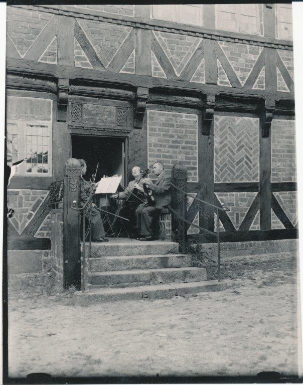 Musik har været en del af Den Gamle By i mange år. En af de første udendørskoncerter var i 1946, hvor denne strygekvartet optrådte på Borgmestergårdens trappe.