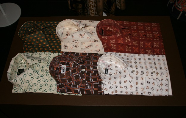 De færdige skjorter pænt sammenlagte, som de ligger i udstillingen.