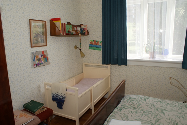 Barnet i erindringslejligheden har sin seng i et hjørne af forældrenes soveværelse og en hylde til sine legesager. 