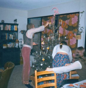 Bodil og Bennys kammerat Jan pynter juletræ, 1974.