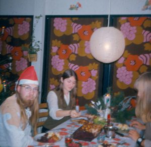 Julemiddag hos Benny og Bodil 1974. Det er Benny med nissehuen. 