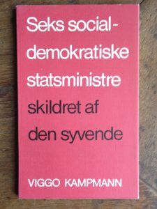 Viggo Kampmanns portrætter af seks socialdemokratiske statsministre fra 1971 er en af flere bøger om danske politikere i frk. Sneums hjem. Hjemmet rummer også faderen, Axel Sneums, arbejdsværelse, hvor Folketingstidende og lovsamlinger fylder reolerne.