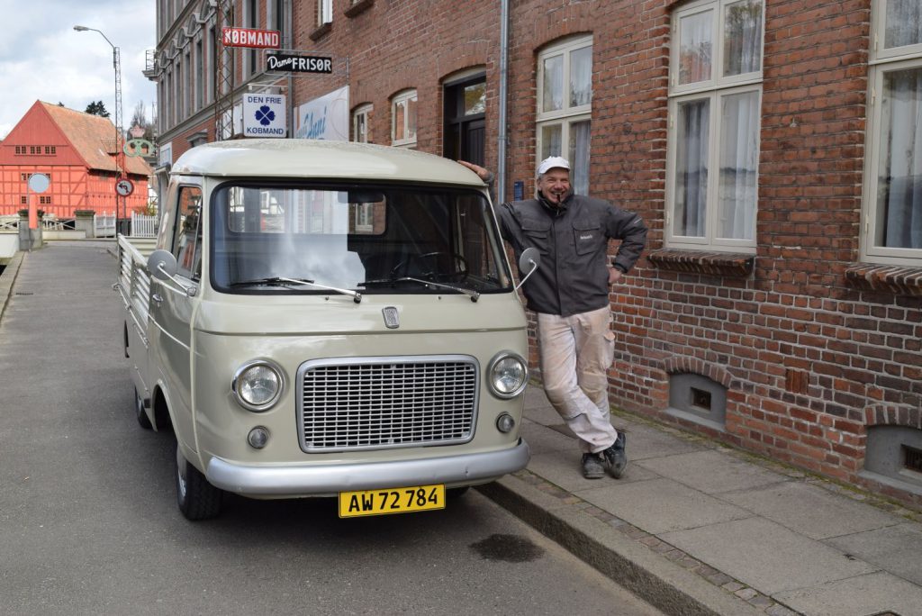 Murerformand Hans Bendix med sin Fiat, som udover at fragte ham til og fra arbejde, passer perfekt i gadebilledet i 1970´er bydelen. 